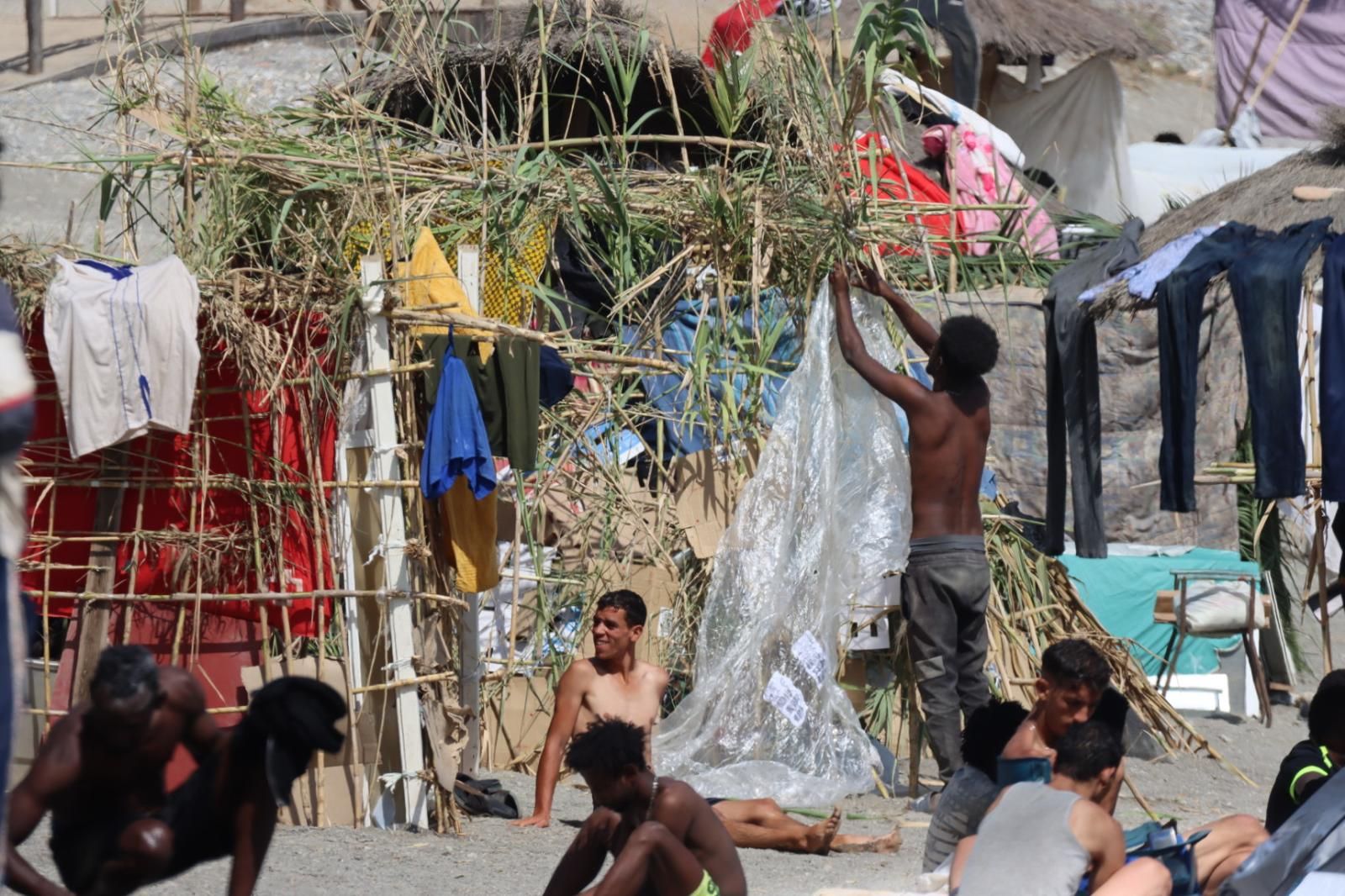 La Playa del Trampolín se llena de chozas como refugio de los migrantes