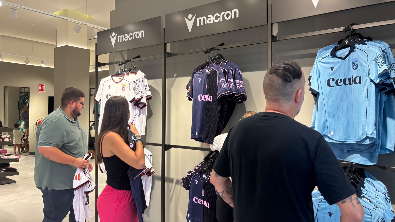 Las nuevas equipaciones de la AD Ceuta