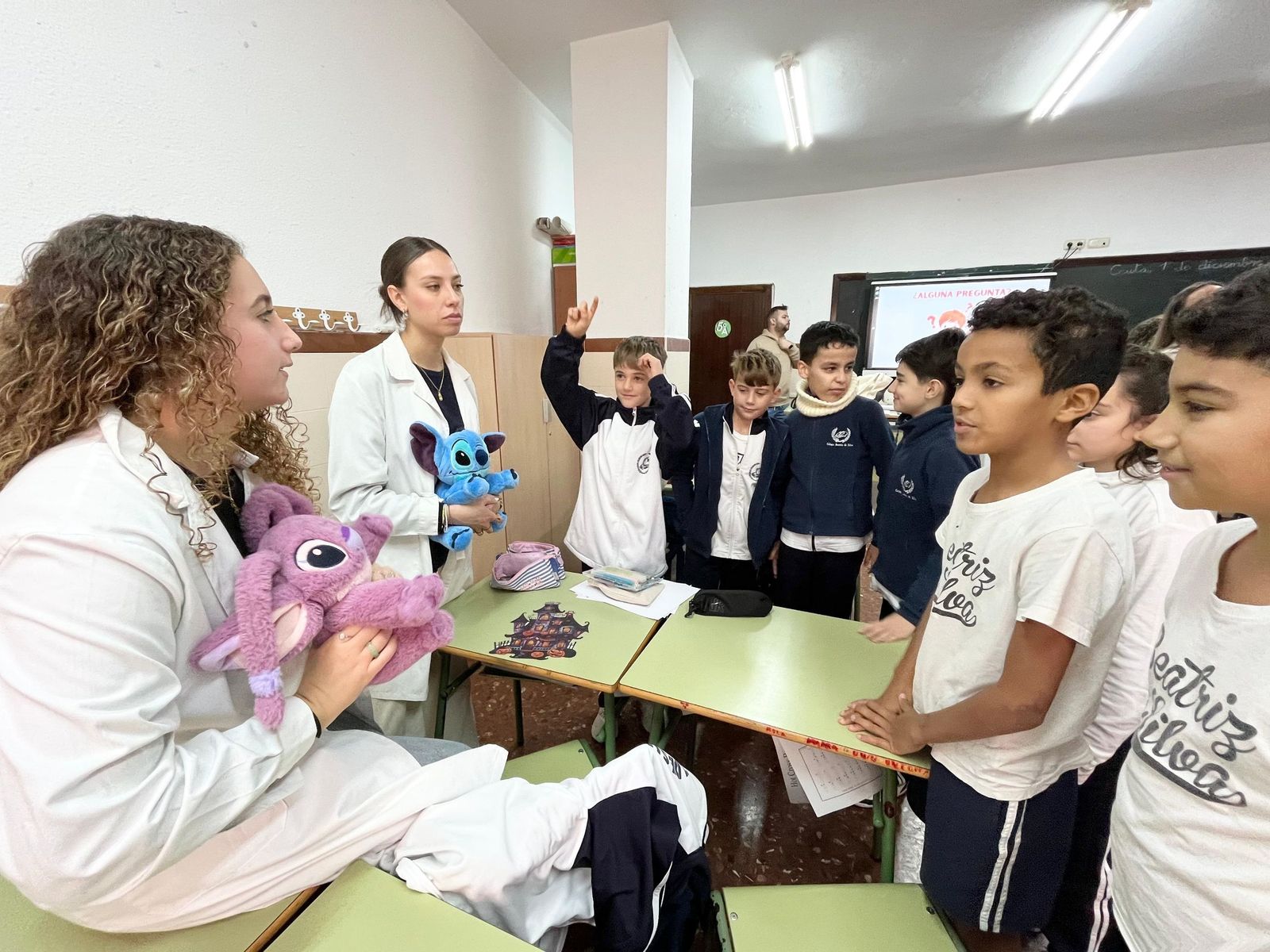 Estudiantes de Enfermería y pequeños del Beatriz de Silva, en una jornada sobre hábitos saludables
