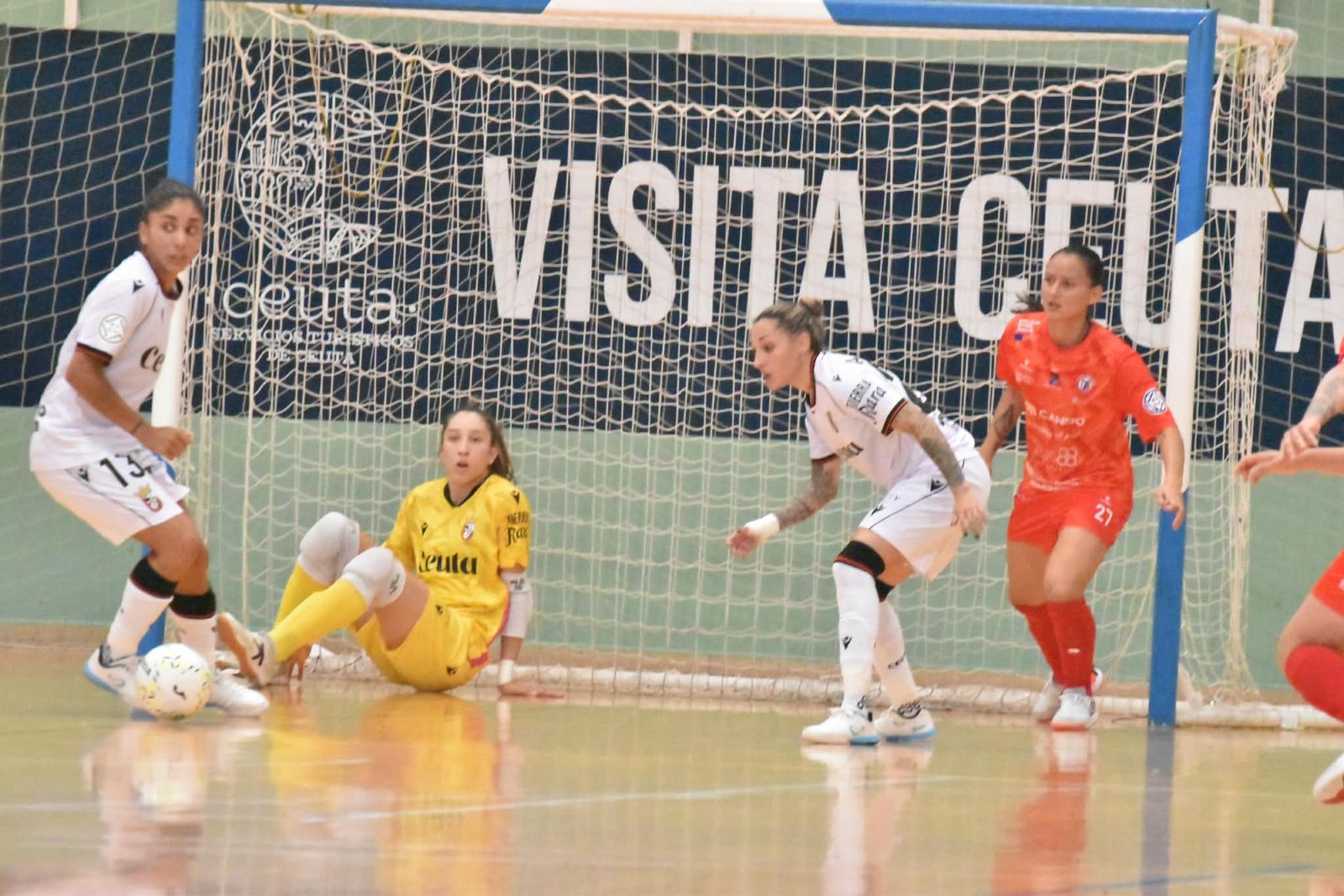 El Ceuta femenino deja escapar una merecida victoria en su debut en casa