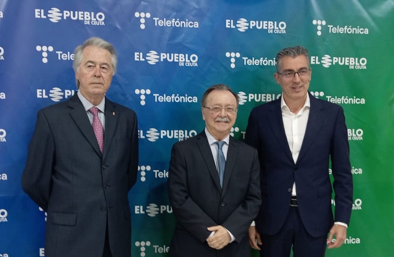 José Antonio Muñoz y Juan Vivas junto a el director del Territorio Sur de Telefónica, Joaquín Segovia.