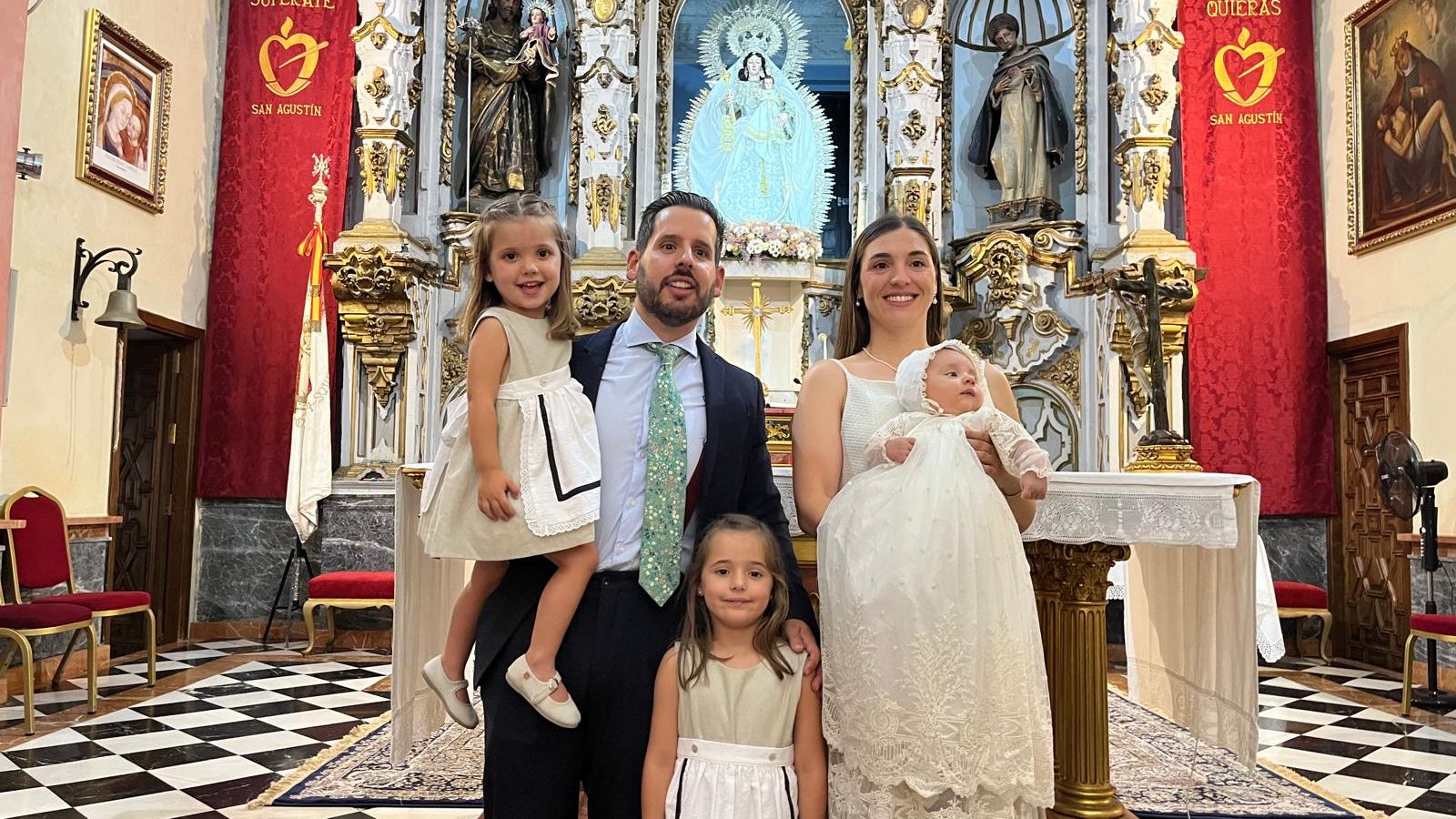 Gonzalo recibió el Sacramento del Bautismo en Los Remedios rodeado de sus familiares