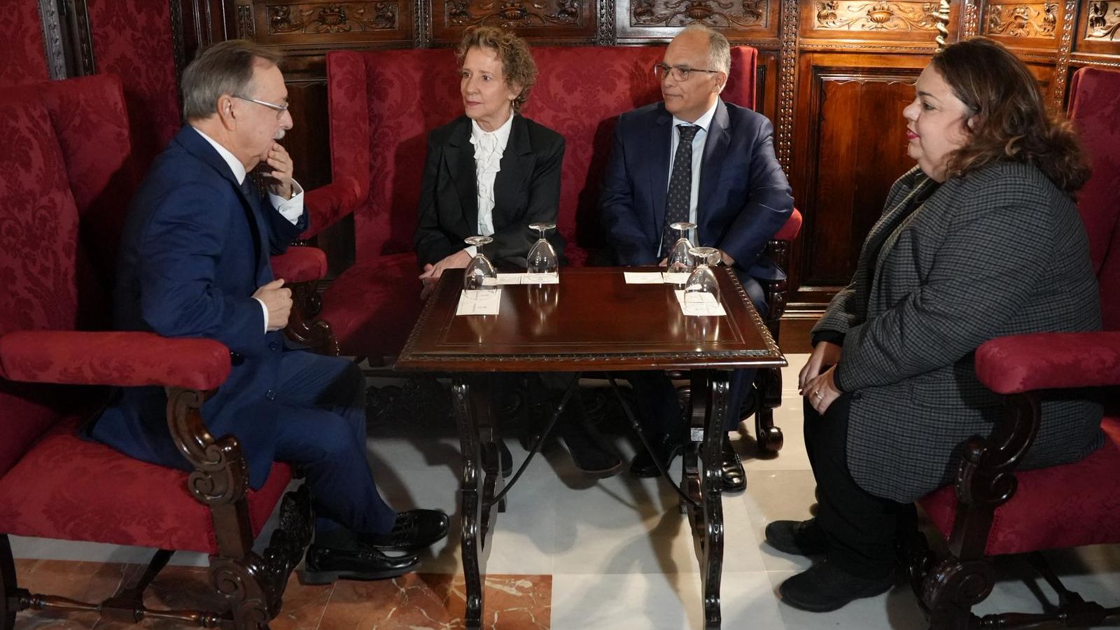 Un momento del encuentro entre la representación del Gobierno de la Ciudad y la secretaria de Estado de Seguridad