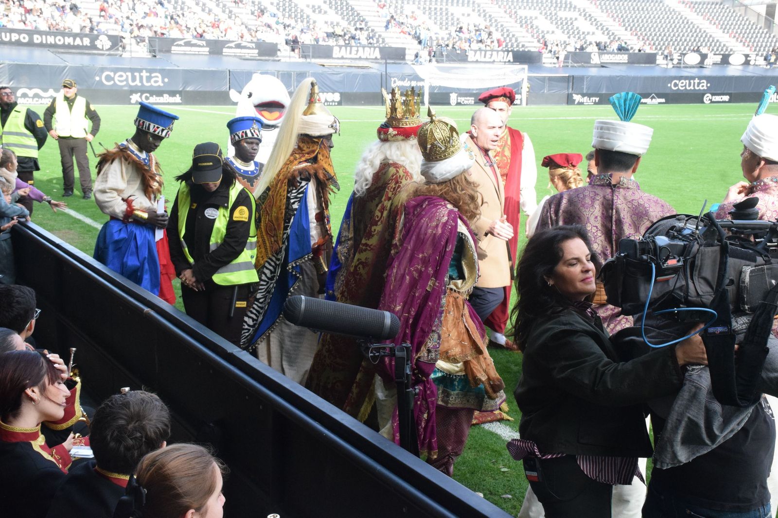 Los Reyes Magos aterrizan en el Alfonso Murube horas antes de la cabalgata