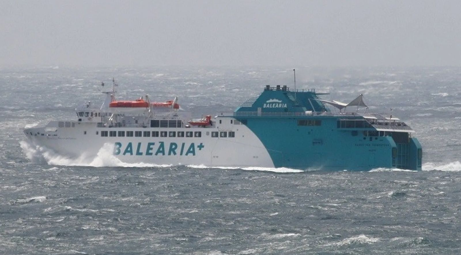 El buque de la naviera Baleária durante una travesía entre Ceuta y Algeciras, el único activo este viernes