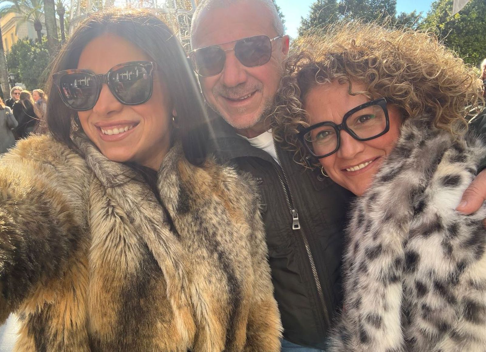 Rocío (a la derecha) junto a su marido e hija