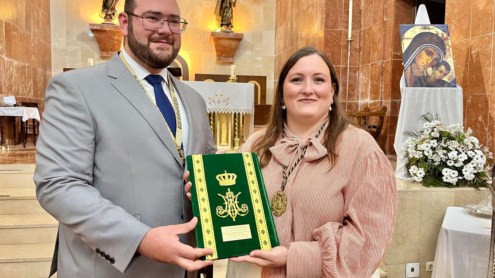 Almudena Martínez recibe las guardas de manos de José María Sánchez, hermano mayor