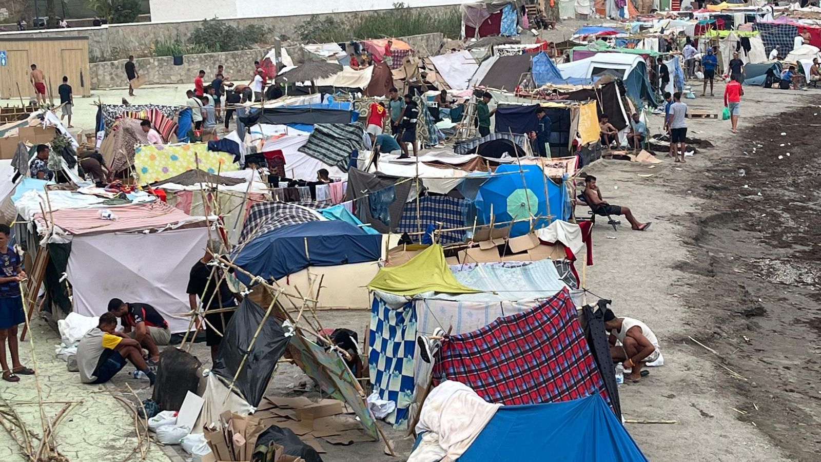 Playa de Benítez llena de chozas de los migrantes