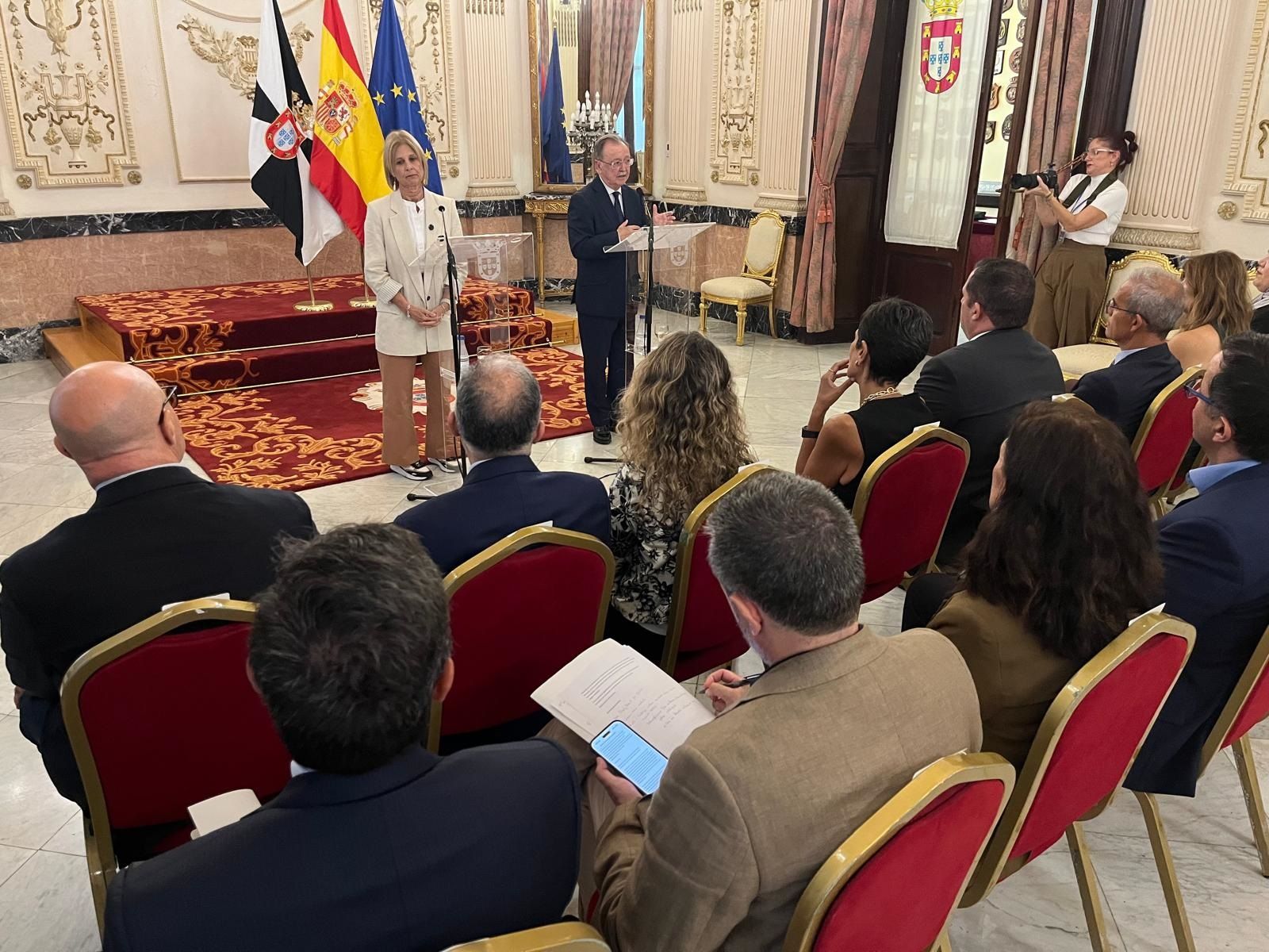 María José García Pelayo y Juan Vivas, durante su comparecencia en el Palacio de la Asamblea