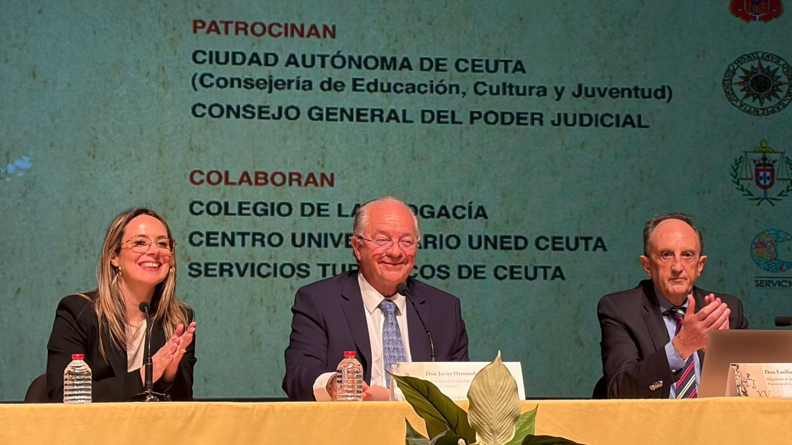 De izquierda a derecha: Orozco, Tesón y Fernández Buján durante la clausura.