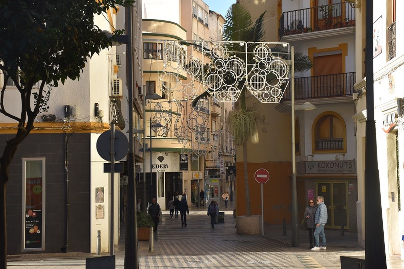 Comerciantes de Real 40 critican que el alumbrado navideño se haya centrado este año en el primer tramo de la calle / FOTO G.S.