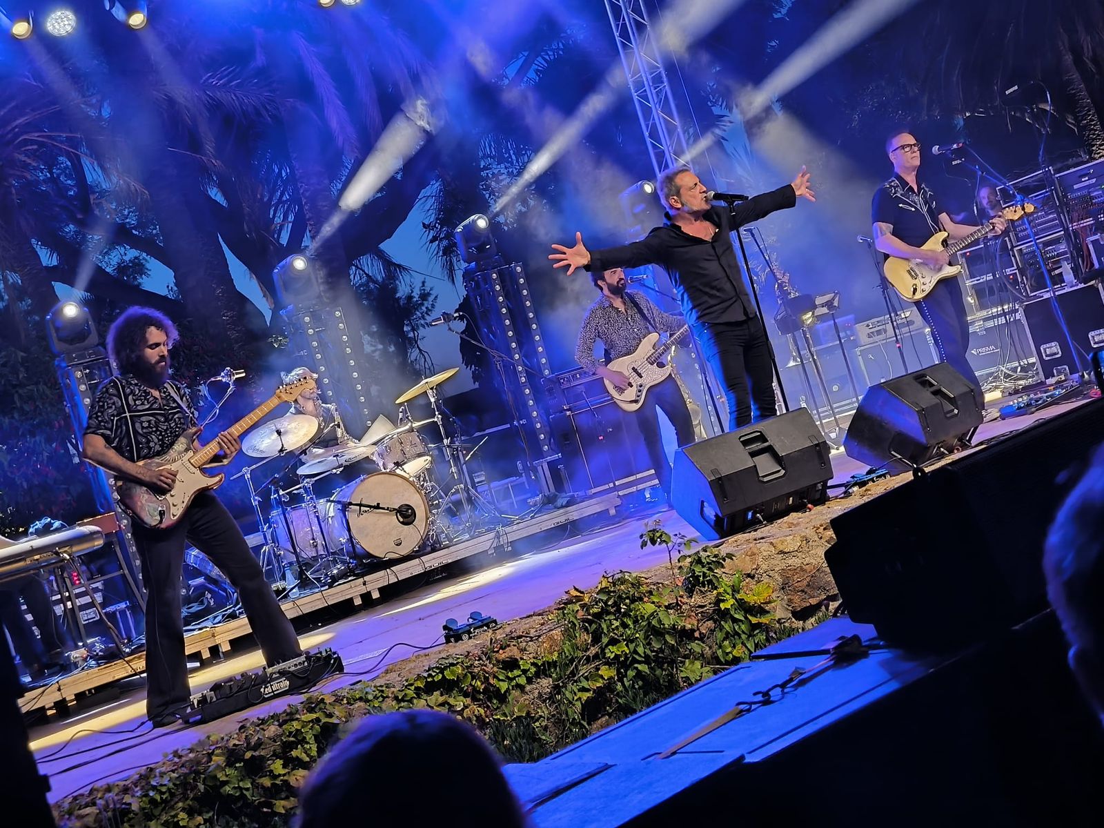 M-Clan convierte Ceuta en un enorme escenario de rock con una noche para el recuerdo