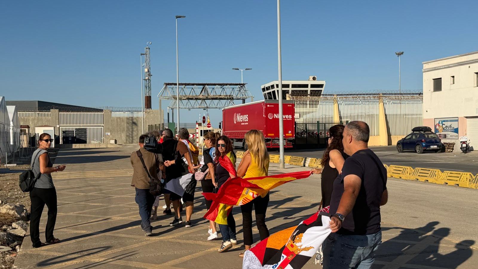 Ceuta se une en una cadena humana pacífica bajo el lema «Defensa de Ceuta»