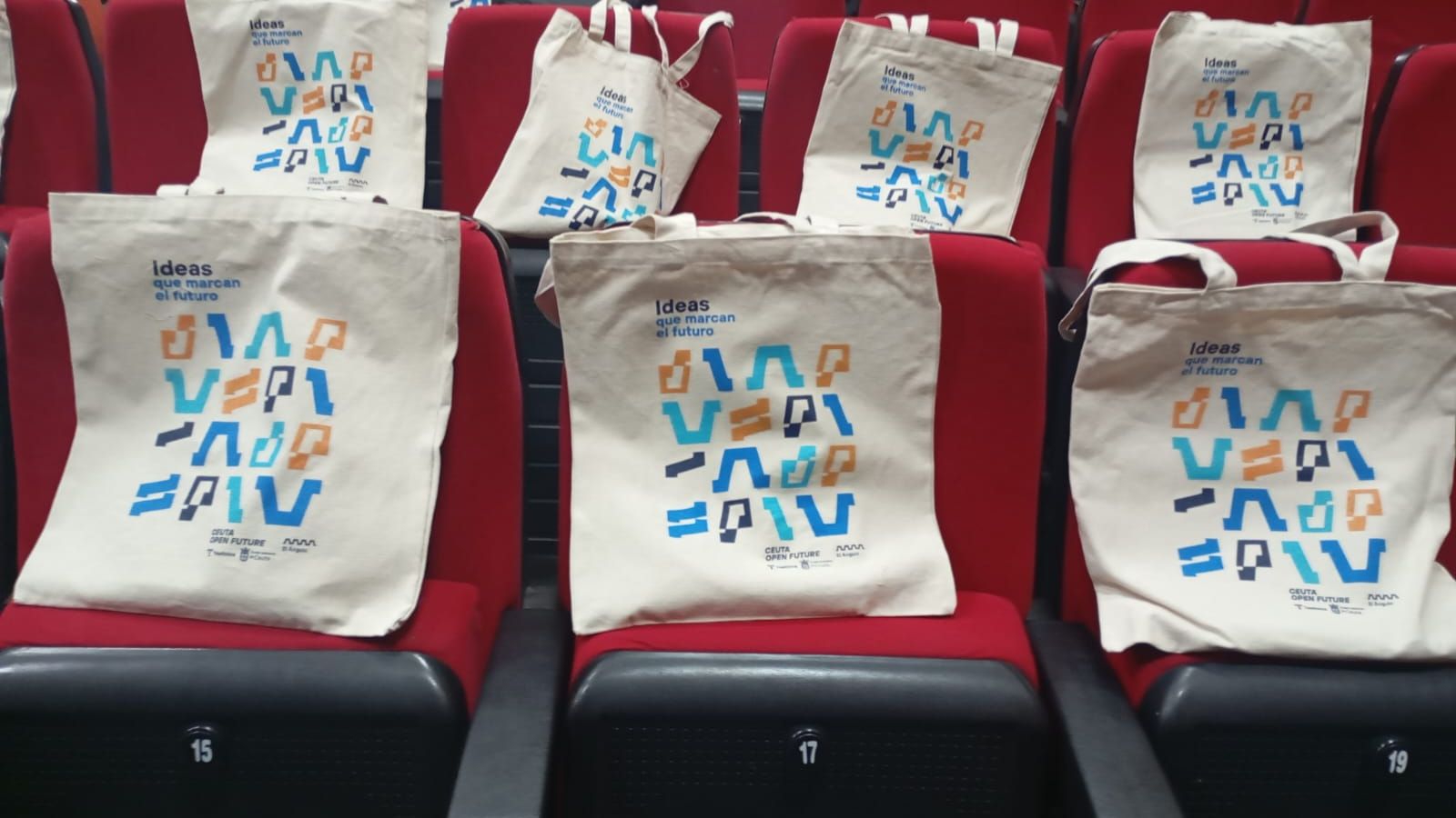 La organización tenía preparadas 'tote bags' para los asistentes