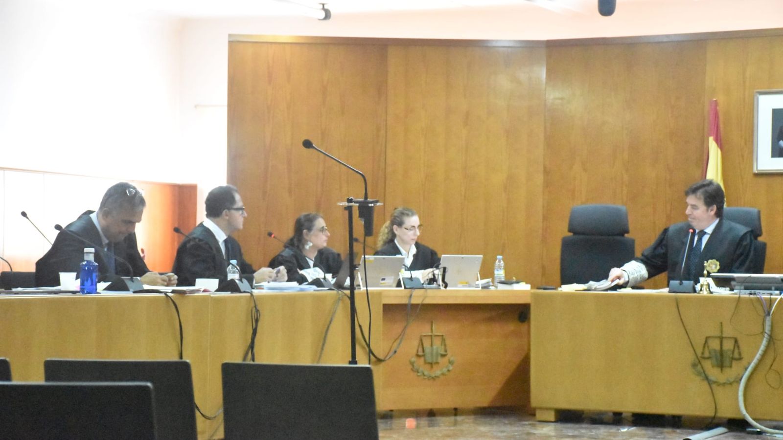 Letrados y fiscales durante la primera sesión del juicio repetido por el asesinato de Mari Ángeles.