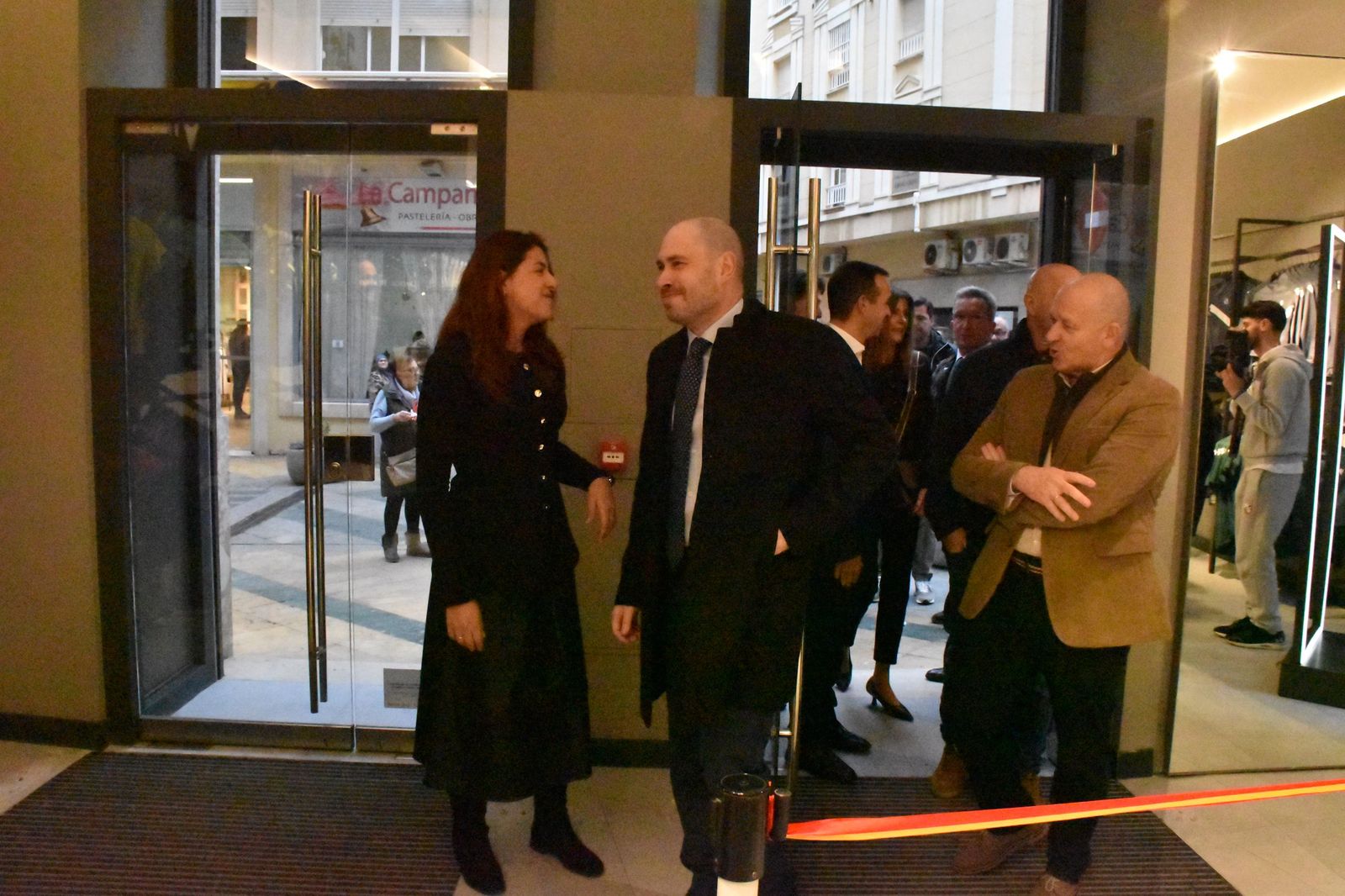 La AD Ceuta inaugura su nueva tienda con la presencia de Vivas y Luhay