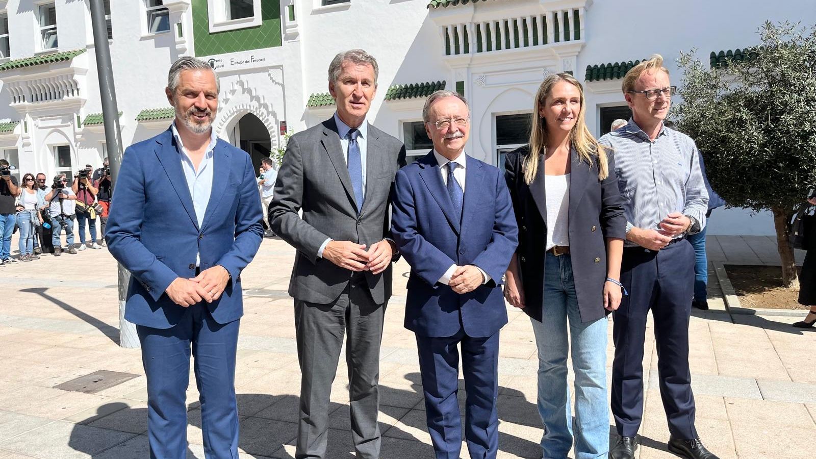 Feijóo a su llegada a la Estación del Ferrocarril para el acto de precampaña del PP junto a Juan Bravo, Juan Vivas o Guillermo Martínez