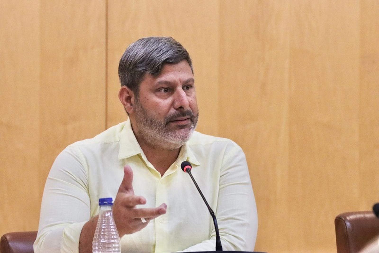 Mustafa durante el pleno de este miércoles. / FOTO REDUAN