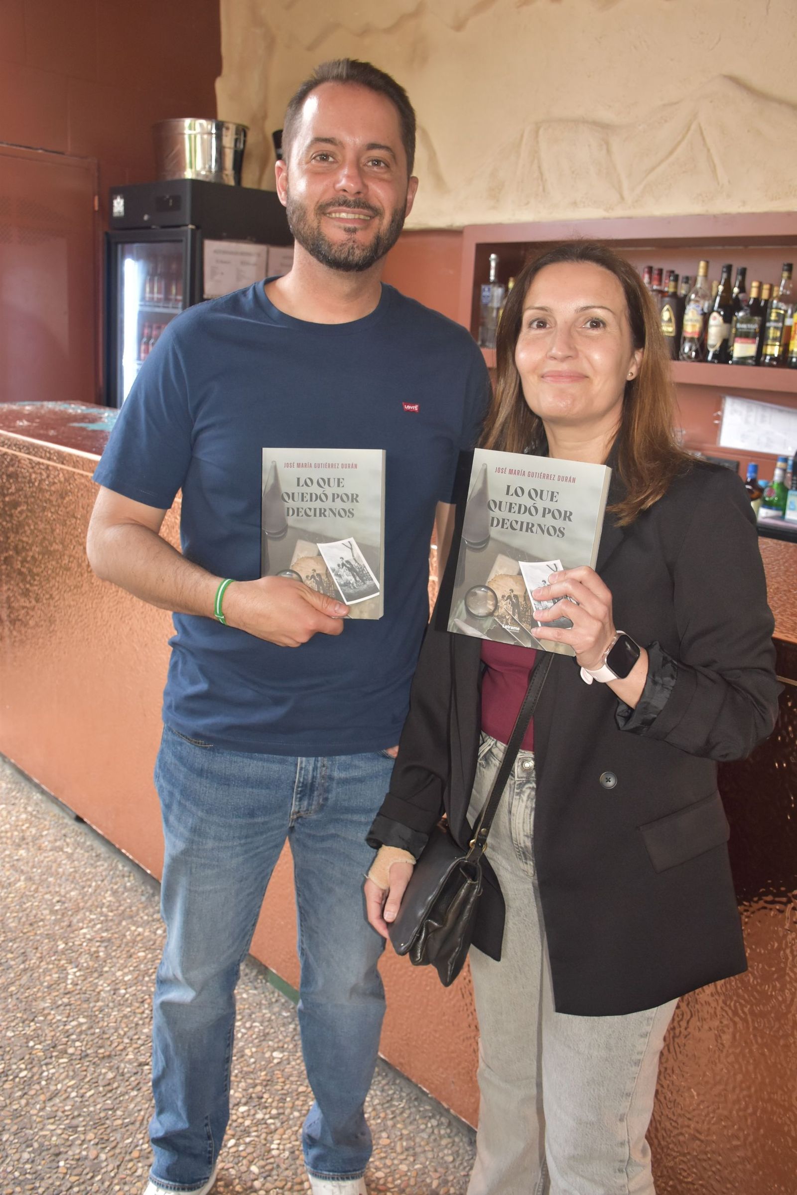 Un escritor ceutí presenta su primera novela negra en un evento benéfico para el Banco de Alimentos