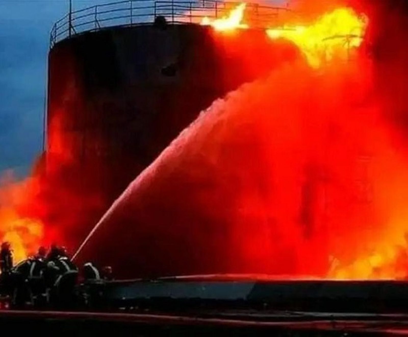 Imágenes de la extinción de la explosión acaecida en la capital de Guinea Conakri el pasado 18 de diciembre / FOTO CEDIDA