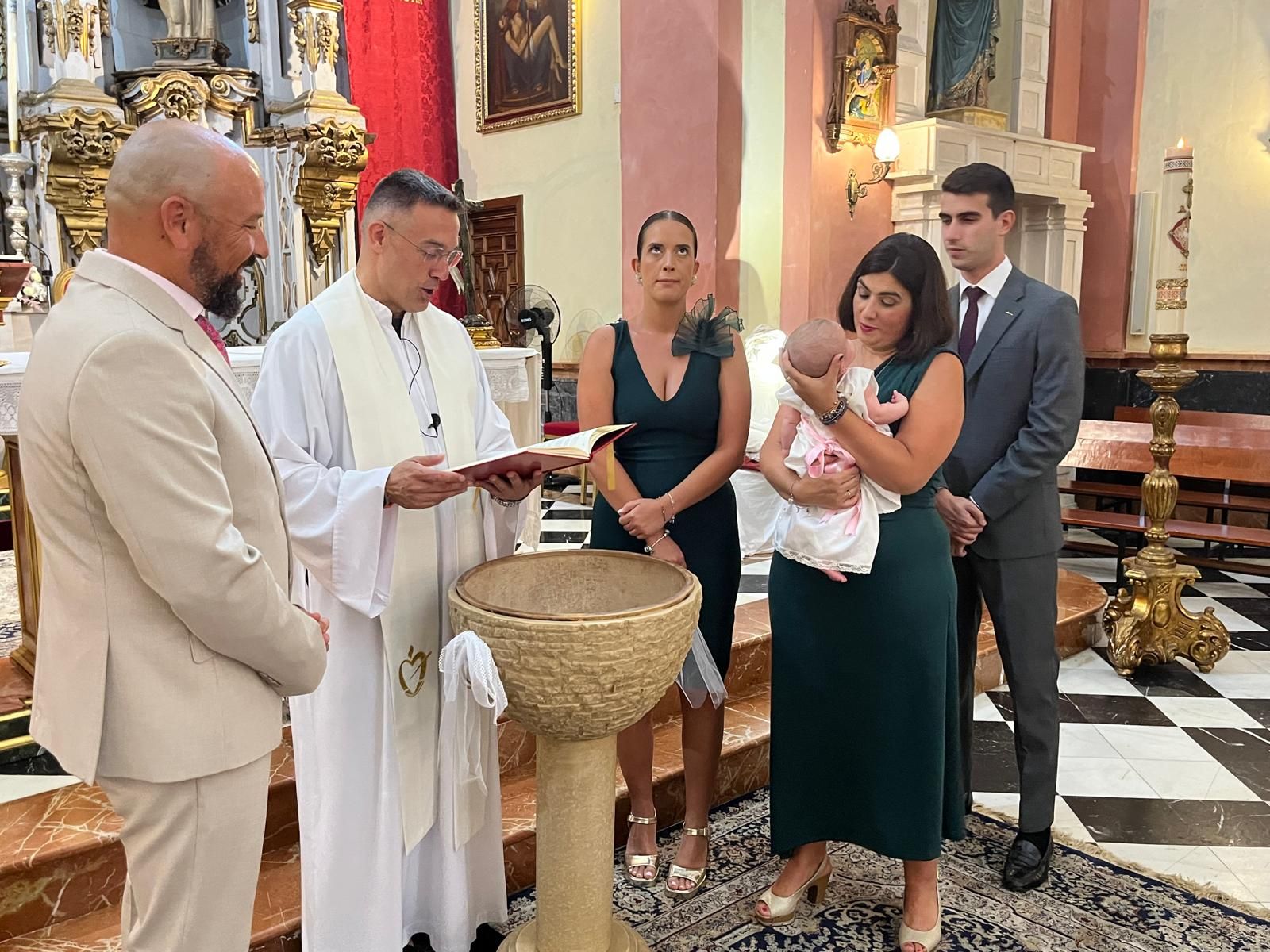 María recibe el Sacramento del bautismo