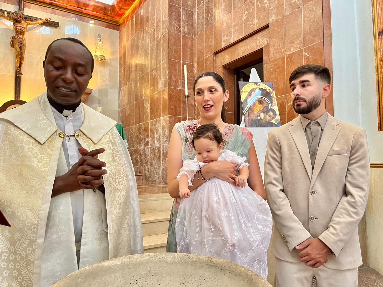 Gabriela recibe el Sacramento del Bautismo