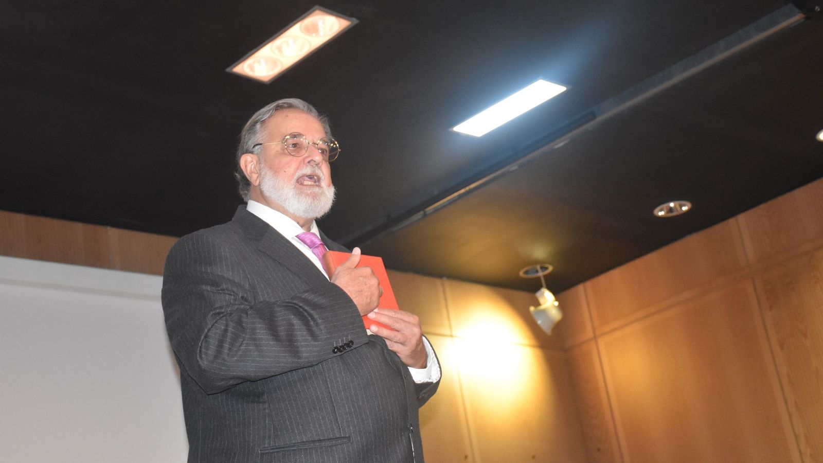 Acto 'Por un pacifismo activo' organizado por el Club de Lectura de la Biblioteca Adolfo Suárez