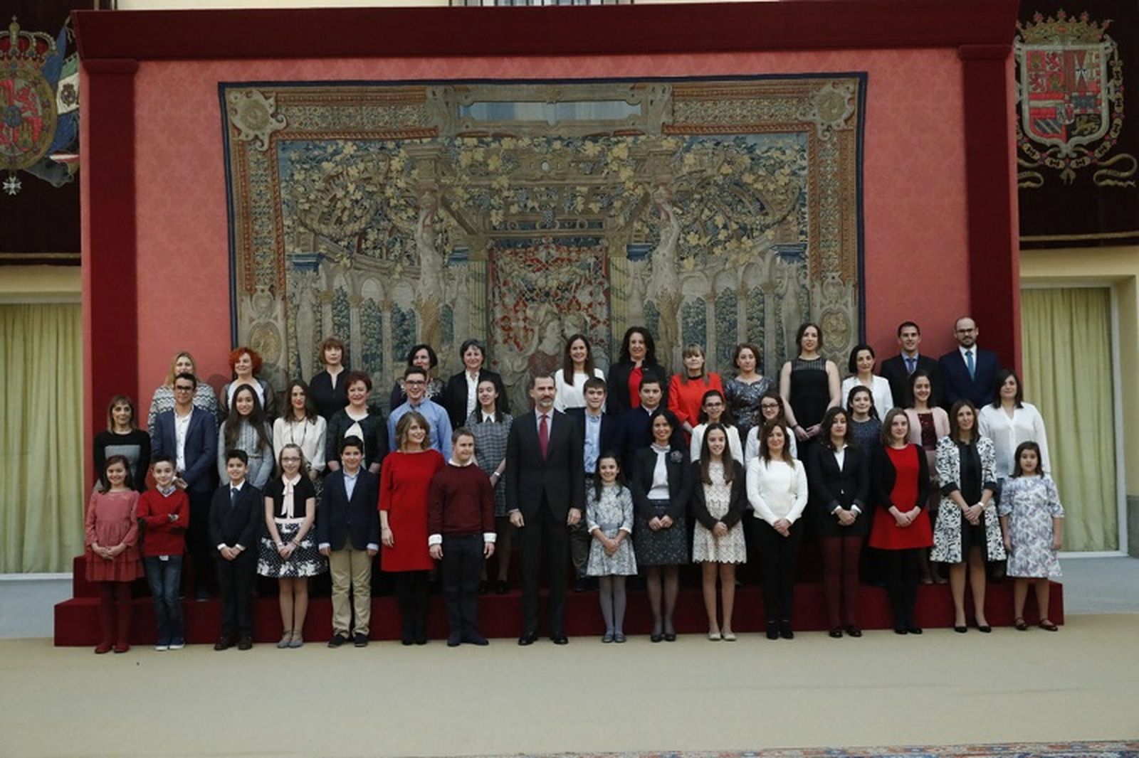El Rey posa junto a los ganadores de la edición 35 del concurso '¿Qué es un rey para ti?', en la que se encuentra Marta Benítez. / FOTO Casa Real