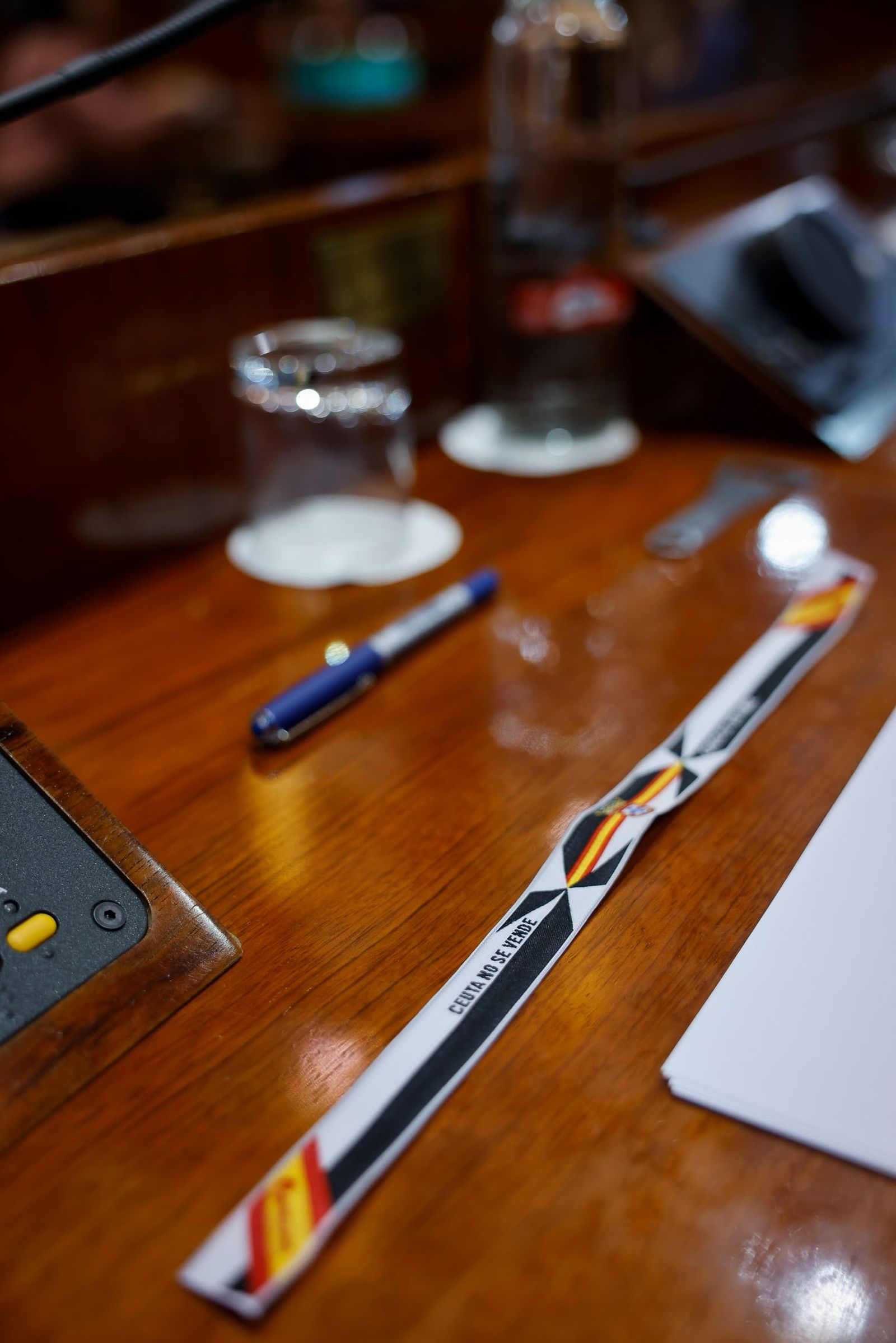 Las pulseras creadas por Estudios Qreativos, de las que se han confeccionado 10.000 unidades, llegan a la Asamblea de Madrid y conquistan las muñecas de numerosos diputados populares