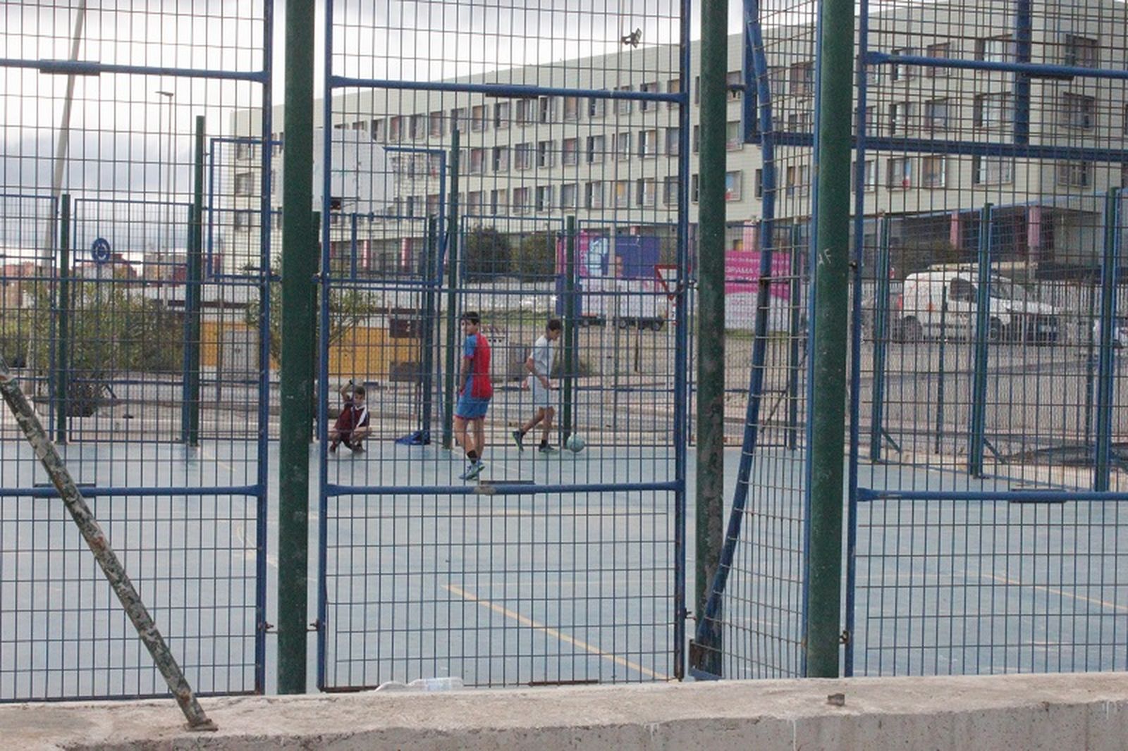 Unos niños juegan al fútbol en la cancha donde fue raptado Mohamed. / FOTO S.C.