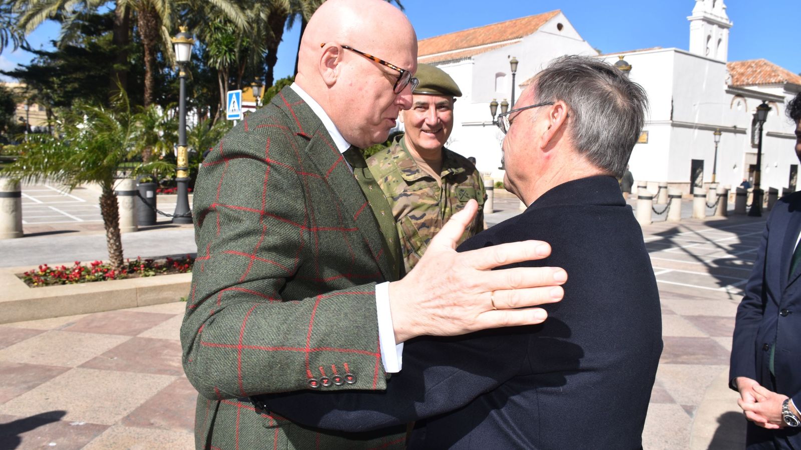 El presidente Vivas y Carbonell frente al Ayuntamiento.