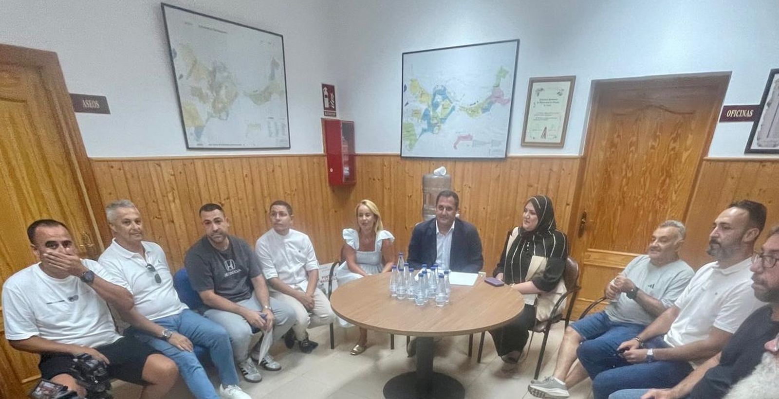 Alejandro Ramírez y su equipo, durante la reunión de hace dos semanas con el Distrito 2