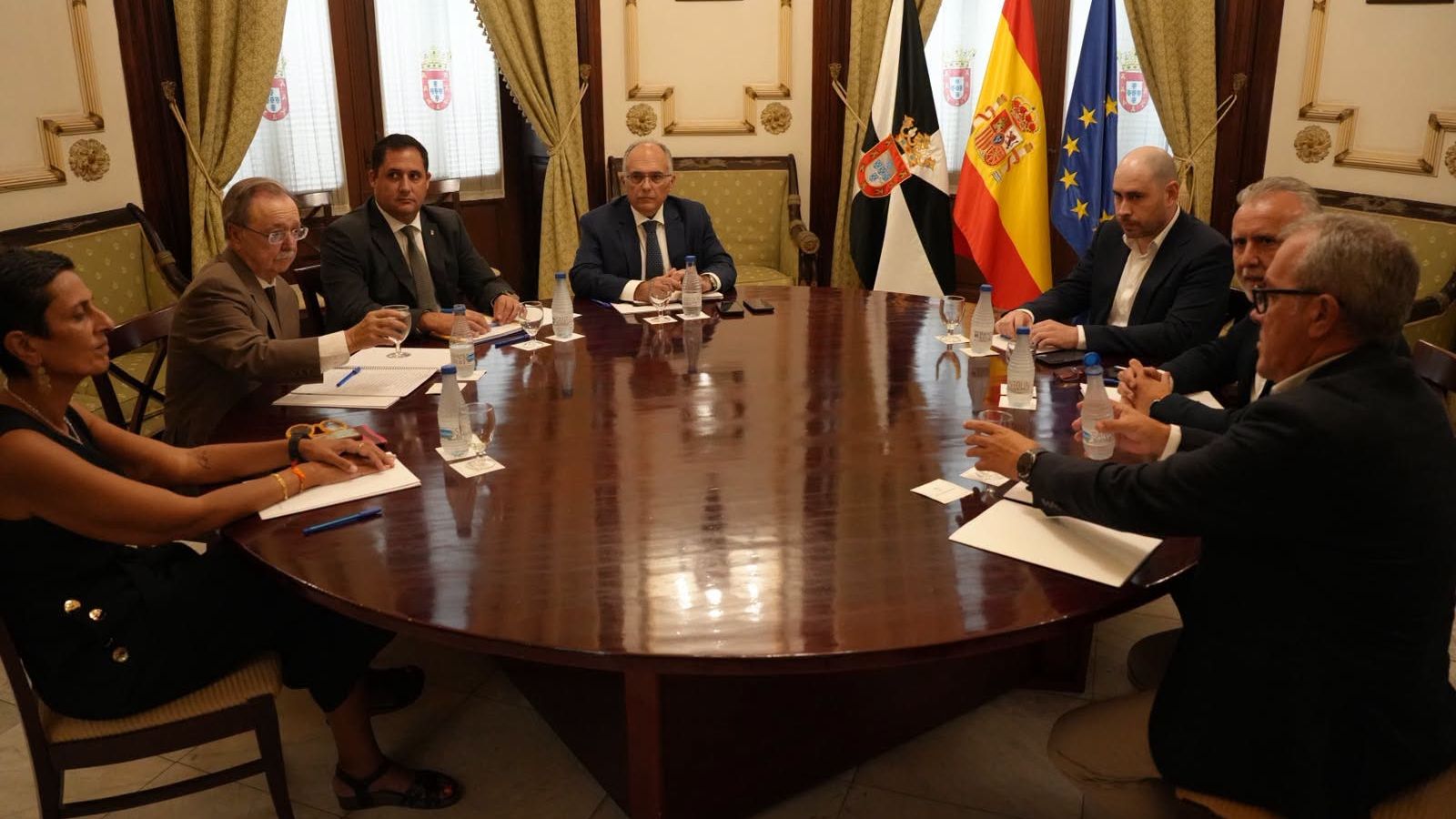 El presidente de Ceuta, Juan Jesús Vivas, ha mantenido este lunes una reunión de coordinación con el ministro de Política Territorial y Memoria Democrática, Ángel Víctor Torres, en la que ha trasladado las principales necesidades de Ceuta ante una crisis que, según ha asegurado, ha desbordado los recursos disponibles