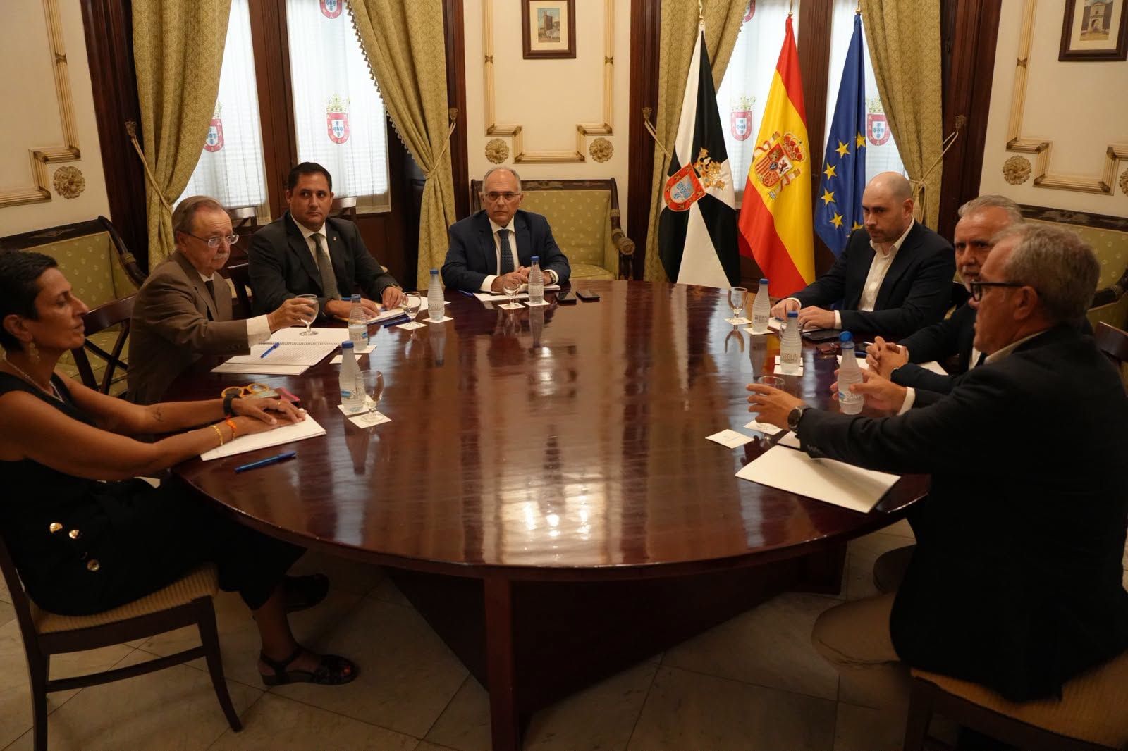 El presidente de Ceuta, Juan Jesús Vivas, reunido con el ministro de Política Territorial y Memoria Democrática, Ángel Víctor Torres, en la que ha trasladado las principales necesidades de Ceuta ante una crisis que, según ha asegurado, ha desbordado los recursos disponibles
