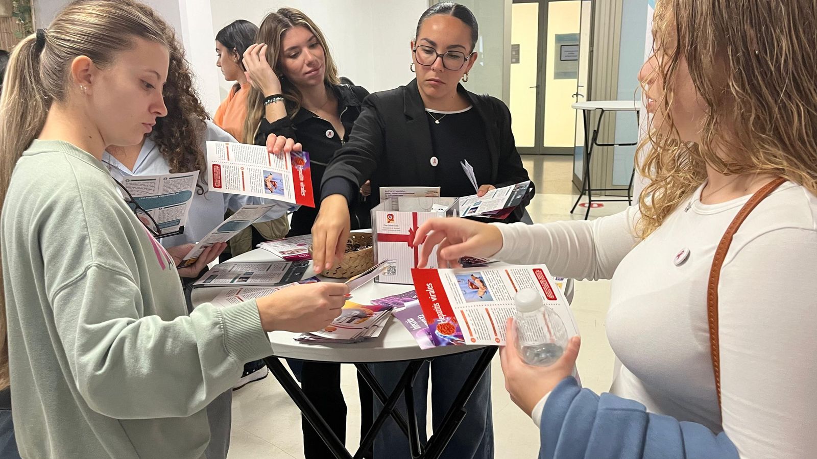 Varias alumnas observan el 'merchandising'