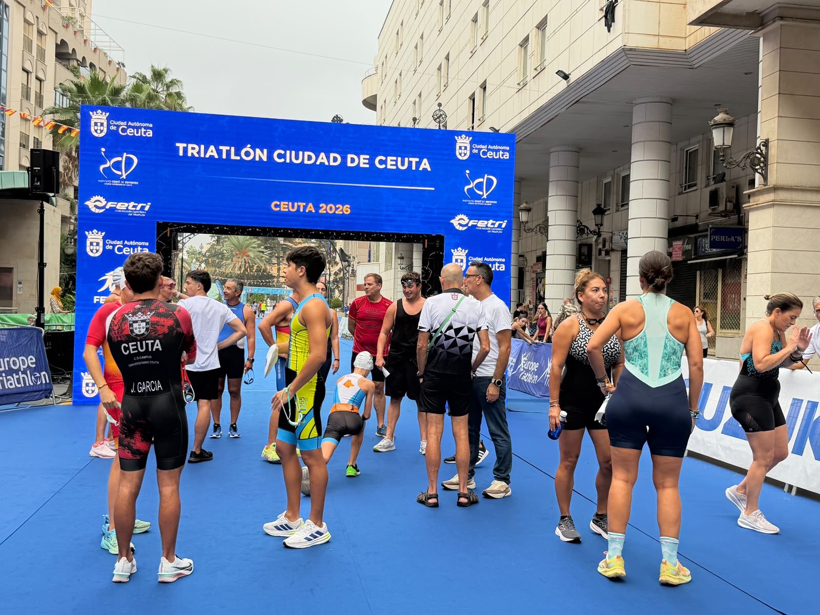 Los aficionados al triatlón en Ceuta se reúnen para participar en el Acuatlón Popular 'Juan Mur' y en la Phoenix Kids Triathlon