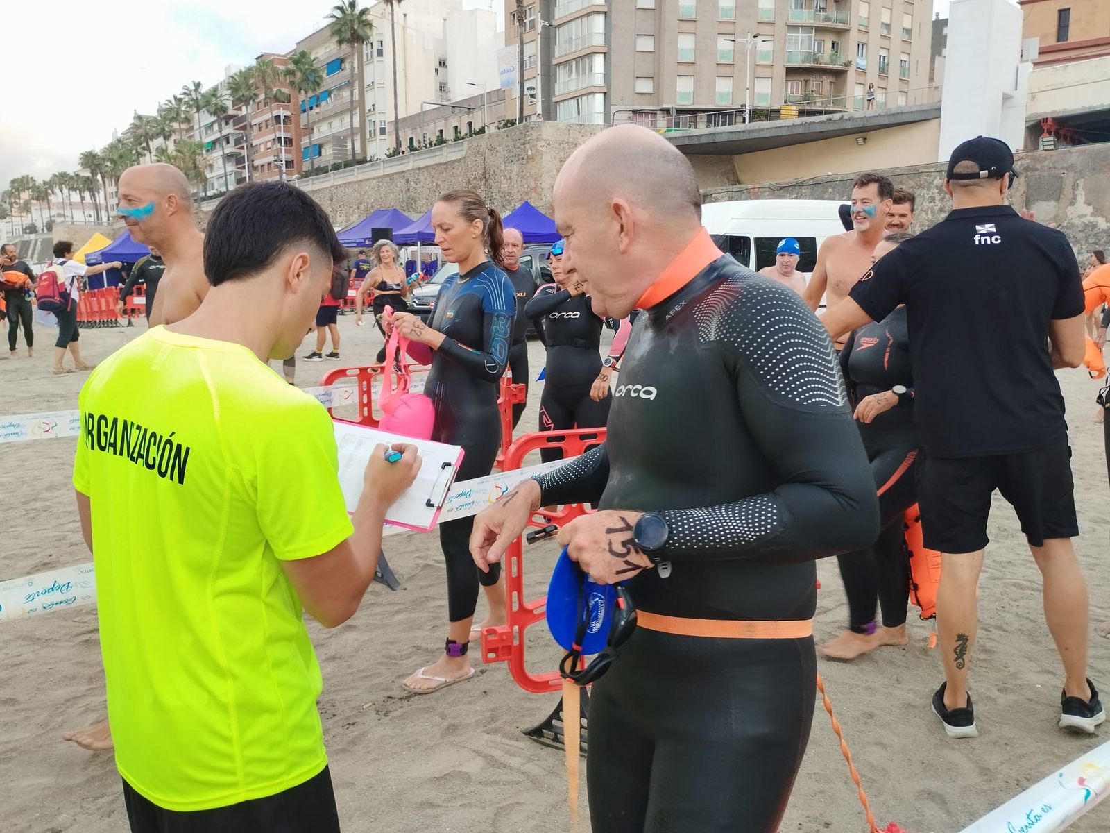 Participantes de la 'Vuelta al Hacho' a nado