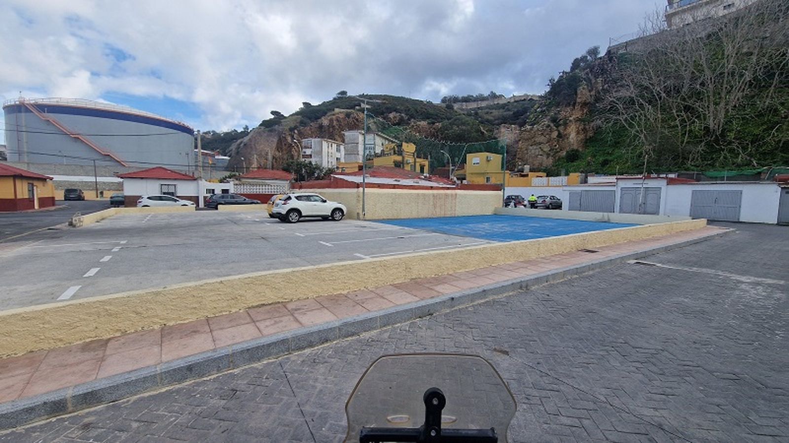 Pista deportiva de San Amaro junto a los aparcamientos. / FOTO CEDIDA