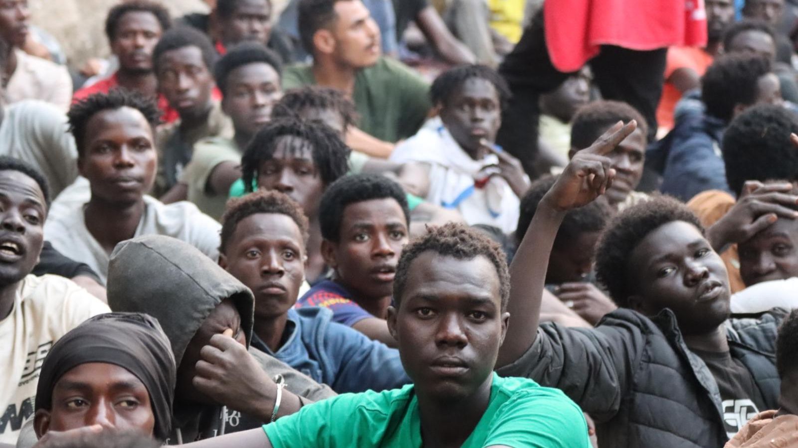Varios migrantes subsaharianos, en la tarde de este viernes en las inmediaciones del CETI