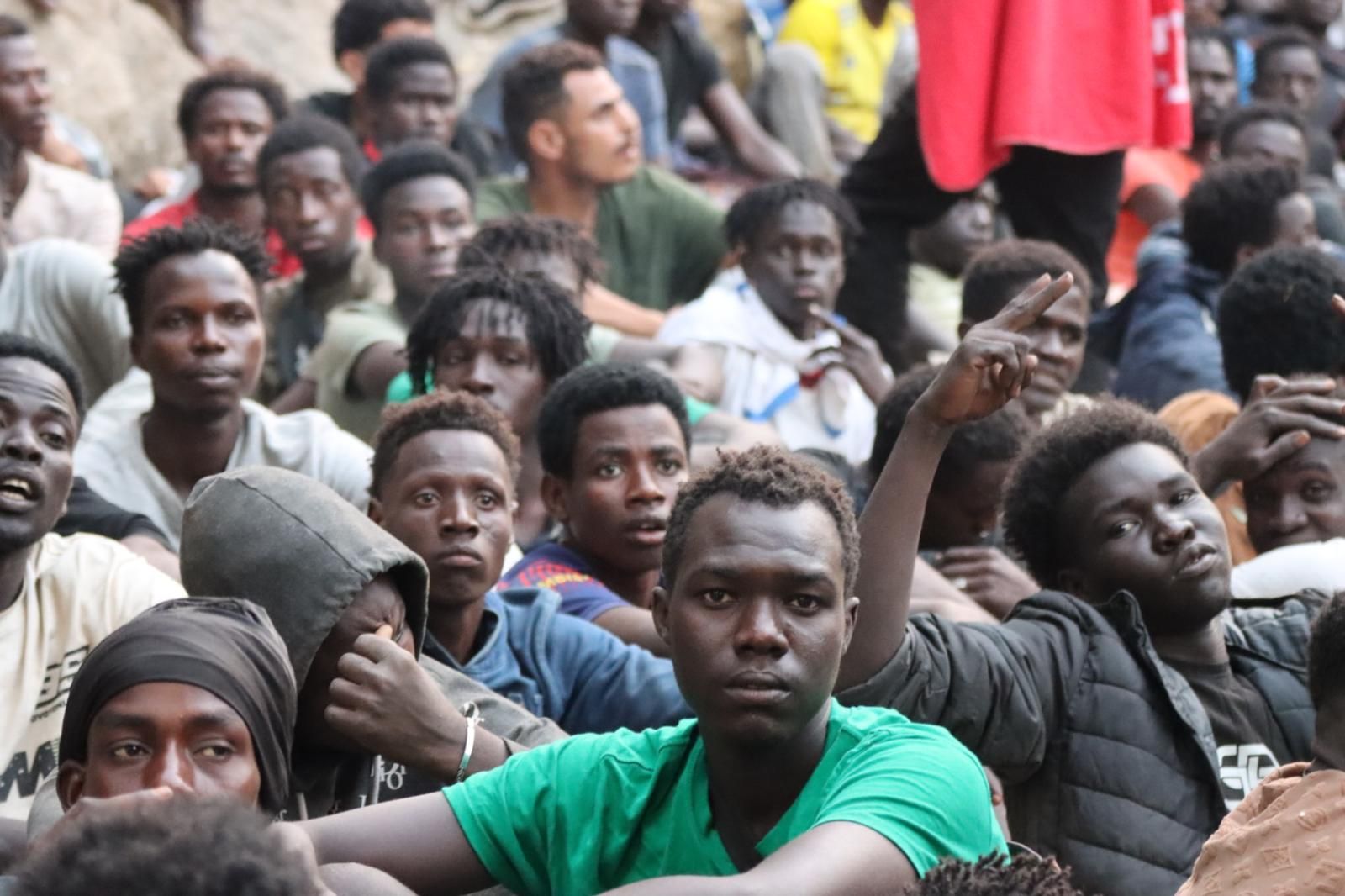 Varios migrantes subsaharianos, en la tarde de este viernes en las inmediaciones del CETI