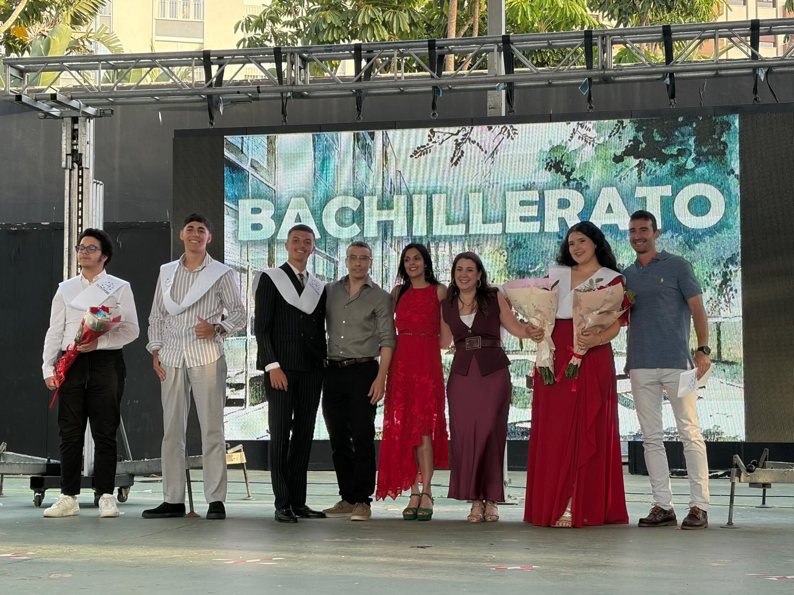 Multitudinaria graduación del Clara Campoamor en el Auditorio de la Marina
