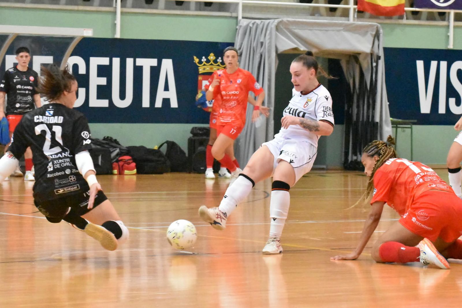 El Ceuta femenino deja escapar una merecida victoria en su debut en casa