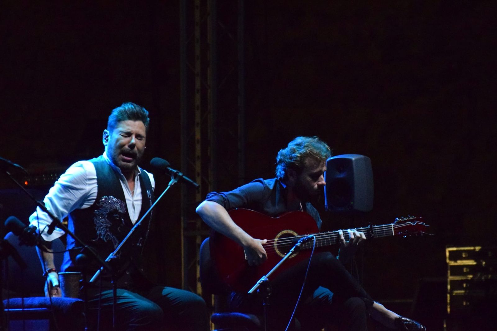 Miguel Poveda llena de poderío las Murallas en la noche más flamenca del año