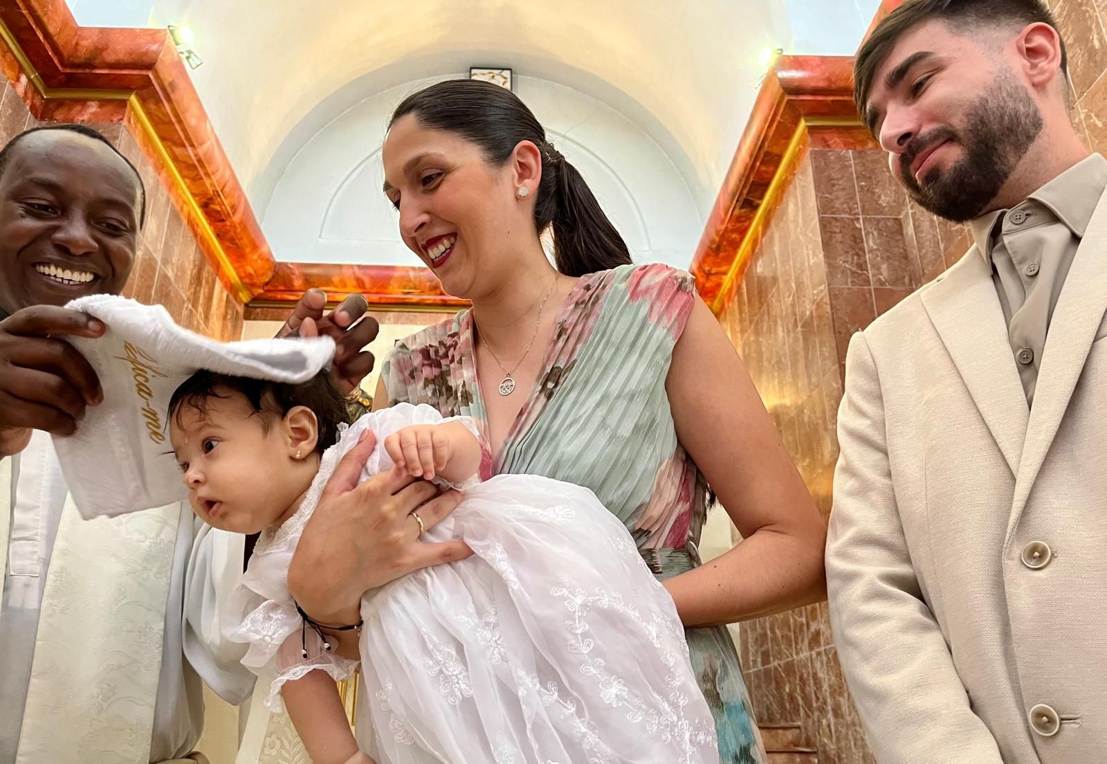 Gabriela recibe el Sacramento del Bautismo