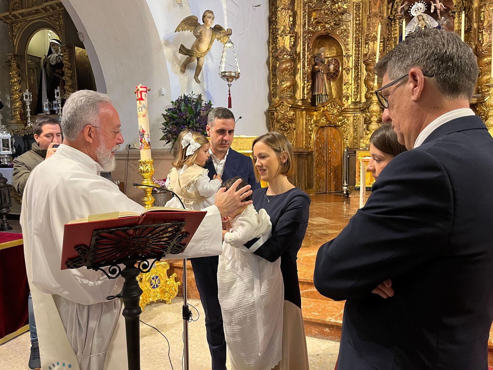 Carmen recibe el Sacramento del Bautismo en el Santuario