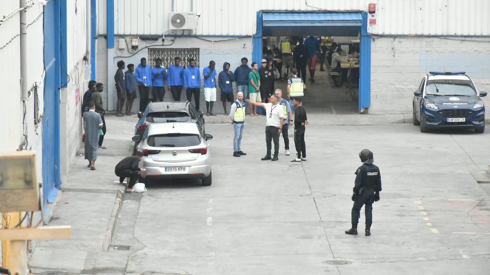 Migrantes a las puertas del CATE tras el desalojo de la playa de Benítez la semana pasada.