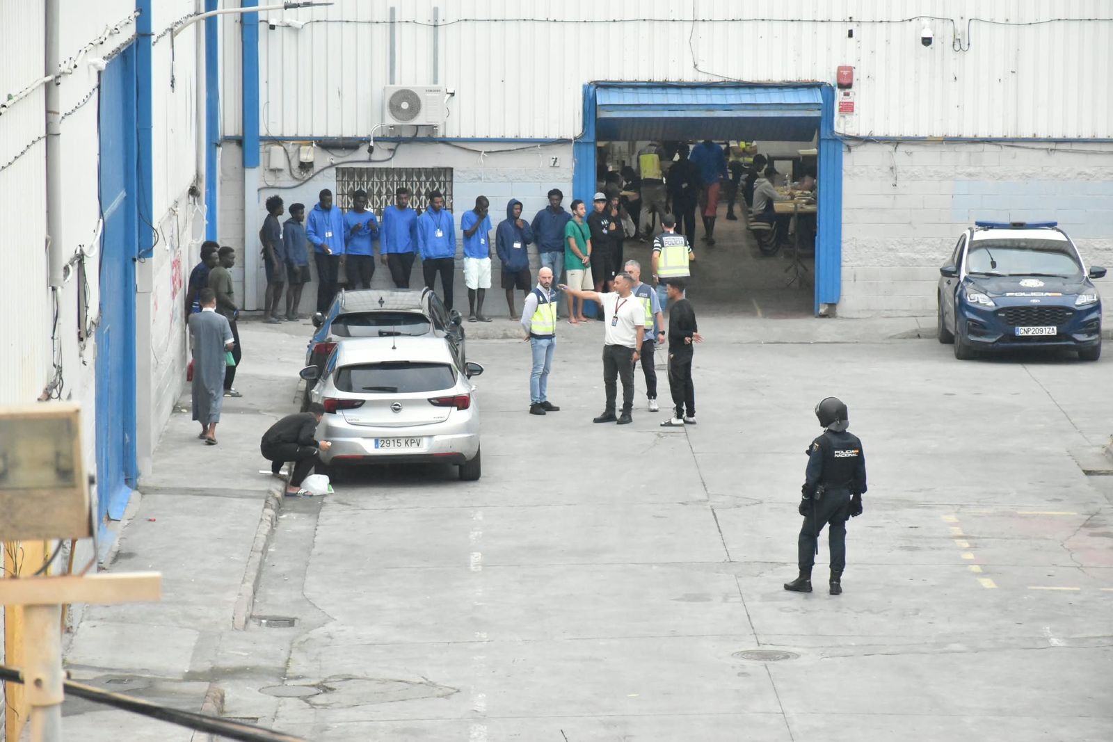 Traslado y retorno de migrantes al CATE y a Marruecos tras el desalojo de la playa de Beníte