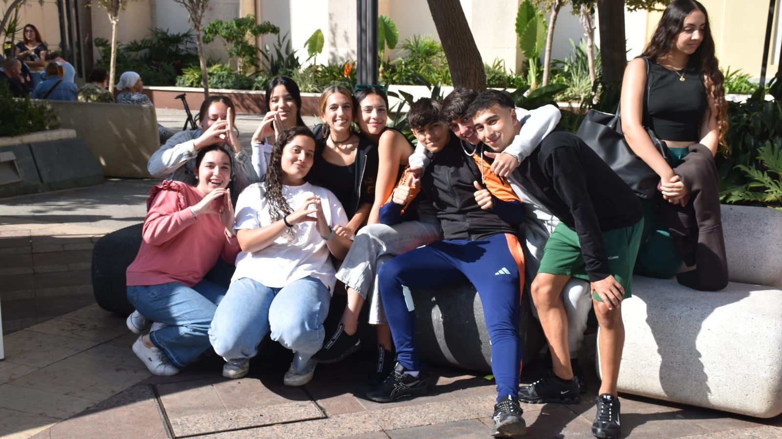 Alumnos del IES Almina durante la jornada de sensibilización organizada por ACEFEP con motivo del Día Mundial de la Salud Mental Alumnos del IES Almina durante la jornada de sensibilización organizada por ACEFEP con motivo del Día Mundial de la Salud Mental