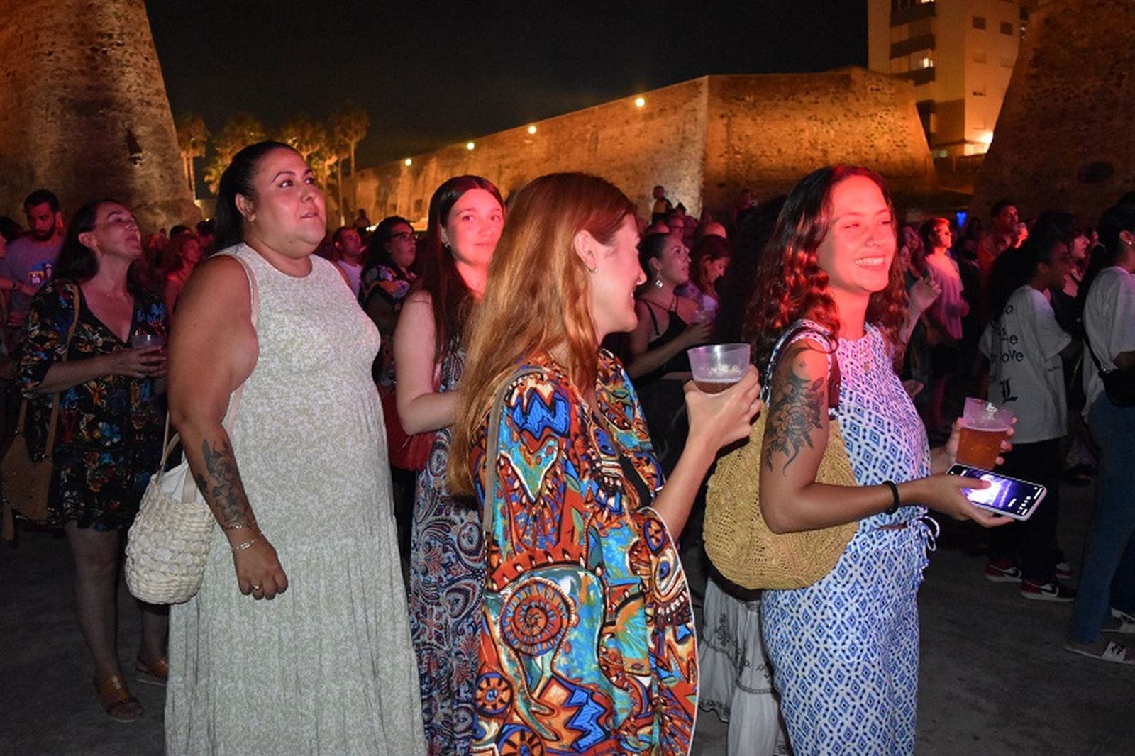 Muchos ceutíes se acercaron a las Murallas Reales para disfrutar del concierto de El Kanka. / FOTO NICOL´S