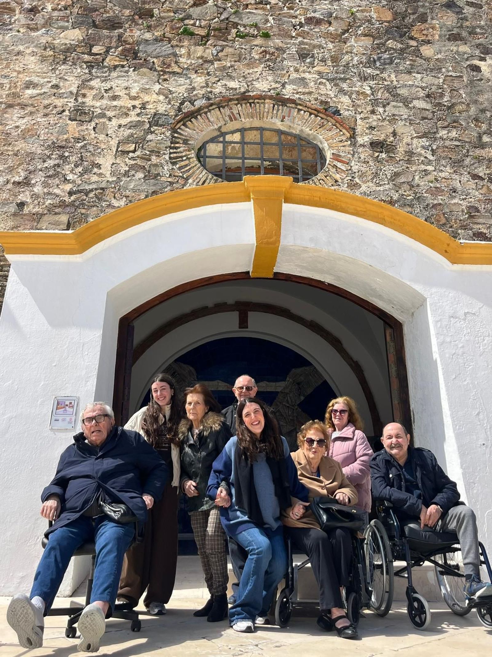 Los usuarios de Gerón posan a las puertas del Museo de las Murallas Reales